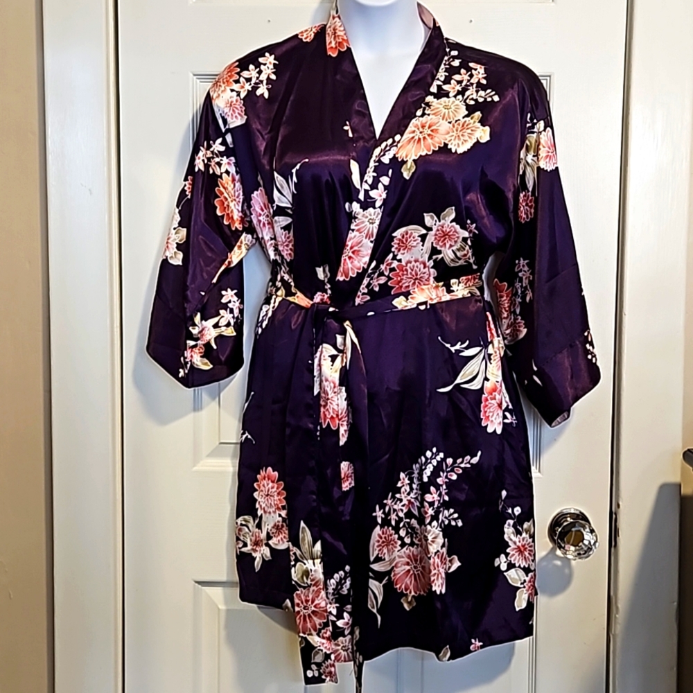 Morgan Taylor, purple & pink, floral robe with pockets. Size S/M.